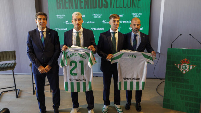 El presidente del Real Betis, Ángel Haro (i), y el director deportivo del club, Manu Fajardo (d), durante la presentación de Marc Roca (2i) e Iker Losada (2d) como jugadores del equipo bético en la ciudad deportiva del club en Sevilla. EFE/ Julio Muñoz
