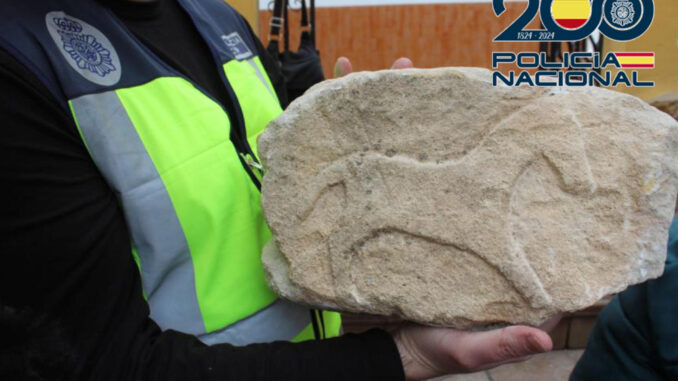 La Policía Nacional ha recuperado en Granada dos piezas arqueológicas del siglo II A.C. incrustadas en la fachada de un restaurante. Las dos piezas íberas de placa caliza, son piezas relevantes del Patrimonio Arqueológico español, por lo que han sido depositadas en el Museo Arqueológico y Etnológico de la ciudad andaluza. EFE/ Policía Nacional  SOLO USO EDITORIAL/SOLO DISPONIBLE PARA ILUSTRAR LA NOTICIA QUE ACOMPAÑA (CRÉDITO OBLIGATORIO)
