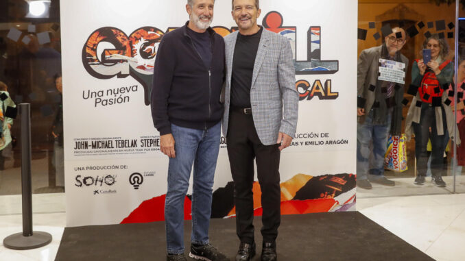 Los productores del musical, el actor Antonio Banderas (d) y el humorista hipano-cubano Emilio Aragón (i), a su llegada al estreno de "Godspell" en el Teatro del Soho, en Málaga. EFE/Jorge Zapata
