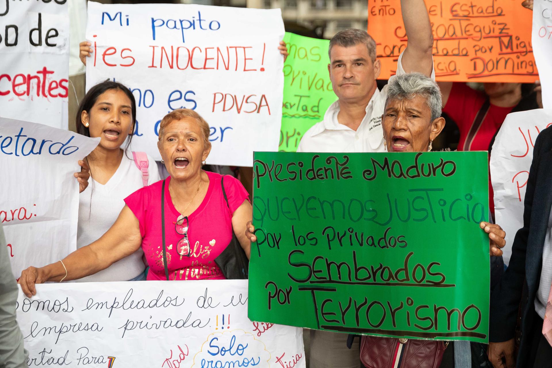 Personas protestan en el edificio Centro Financiero Latino, donde exigen libertad para sus familiares detenidos este martes, en Caracas (Venezuela). EFE/ Ronald Peña

