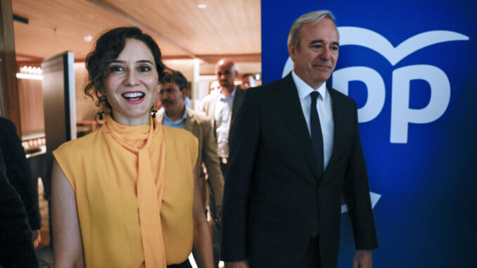 MADRID, 22/07/2024.-El presidente de Aragón, Jorge Azcón, y la presidenta de la Comunidad de Madrid Isabel Díaz Ayuso, este lunes a su llegada a la reunión de los barones territoriales de su partido en la Junta Directiva Nacional, que se celebra después de que Vox haya roto los pactos que tenía con los populares en cinco gobiernos autonómicos, en los que ha pasado a la oposición, un movimiento que ha trastocado el mapa de la derecha política en España.EFE/ Zipi Aragón
