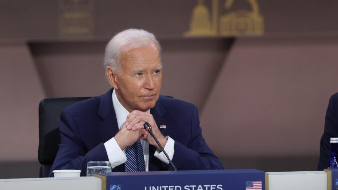 El presidente estadounidense Joe Biden habla durante una sesión de trabajo en la Cumbre de la OTAN en Washington, DC, Estados Unidos. EFE/Ting Shen
