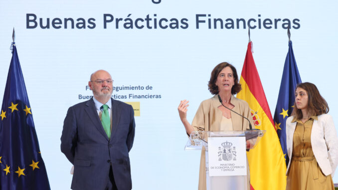 Imagen del director General de Cecabank y director general de la Confederación Española de Cajas de Ahorros (CECA), José María Méndez, la presidenta de la Asociación Española de Banca, Alejandra Kindelán (c), y Cristina Freijanes, secretaria general de la Unión Nacional de Cooperativas de Crédito. EFE/Kiko Huesca
