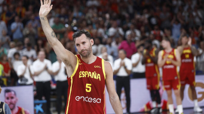 El alero de la selección española Rudy Fernánez durante el homenaje que recibió a la finalización del partido amistoso que disputaron frente a Puerto Rico previo a los Juegos Olímpicos París 2024 en el Wizink Center en Madrid. EFE/Rodrigo Jiménez
