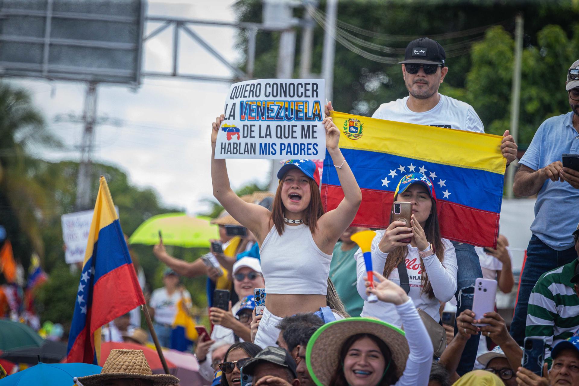 Simpatizantes participan en una caravana de la líder antichavista María Corina Machado para promover el voto hacia el candidato presidencial de la principal alianza opositora de Venezuela, Edmundo González Urrutia, de cara a las elecciones presidenciales. EFE/ Henry Chirinos
