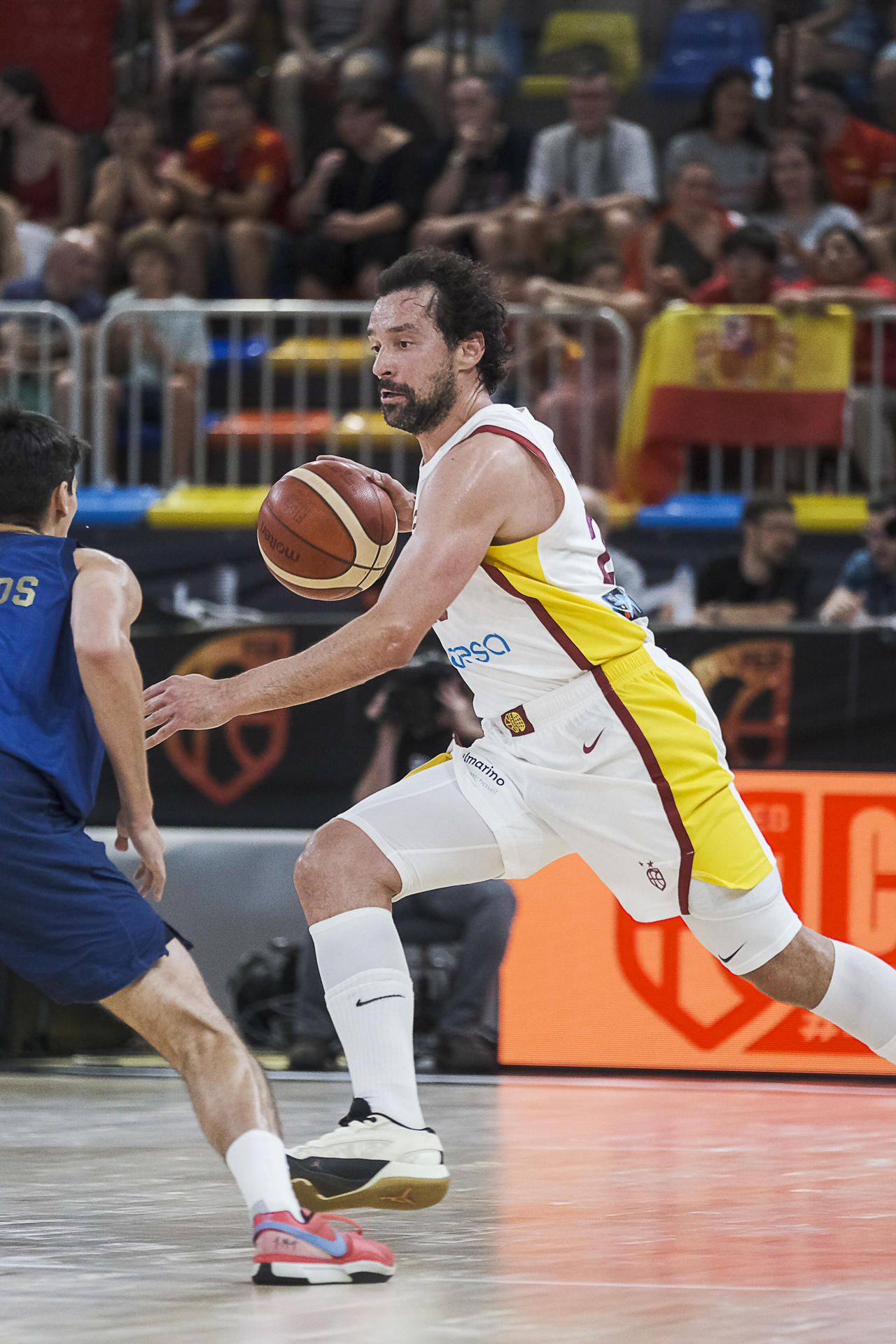 El base de la selección española, Sergio Llull, con el balón ante el jugador de Argentina durante el encuentro amistoso que han disputado hoy viernes en Guadalajara. EFE / Nacho Izquierdo.
