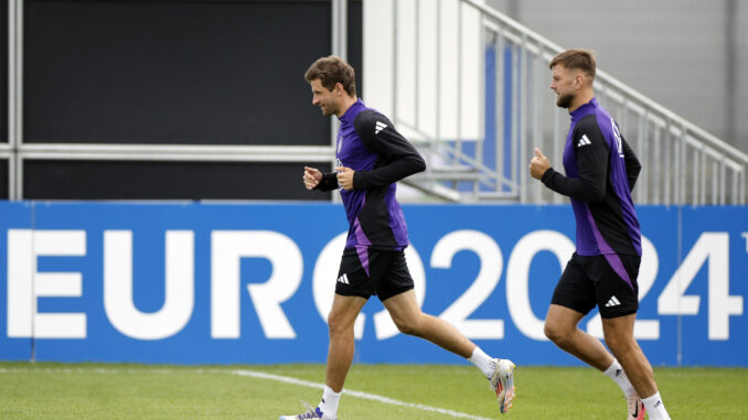 Thomas Müller (i) durante un entrenamiento de la selección de Alemania en la Eurocopa 2024. EFE/Alberto Estévez
