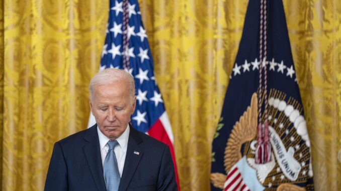 El presidente estadounidense, Joe Biden, durante una ceremonia de Medalla de Honor en el Salón Este de la Casa Blanca en Washington, DC, Estados Unidos. EFE/Shawn Thew
