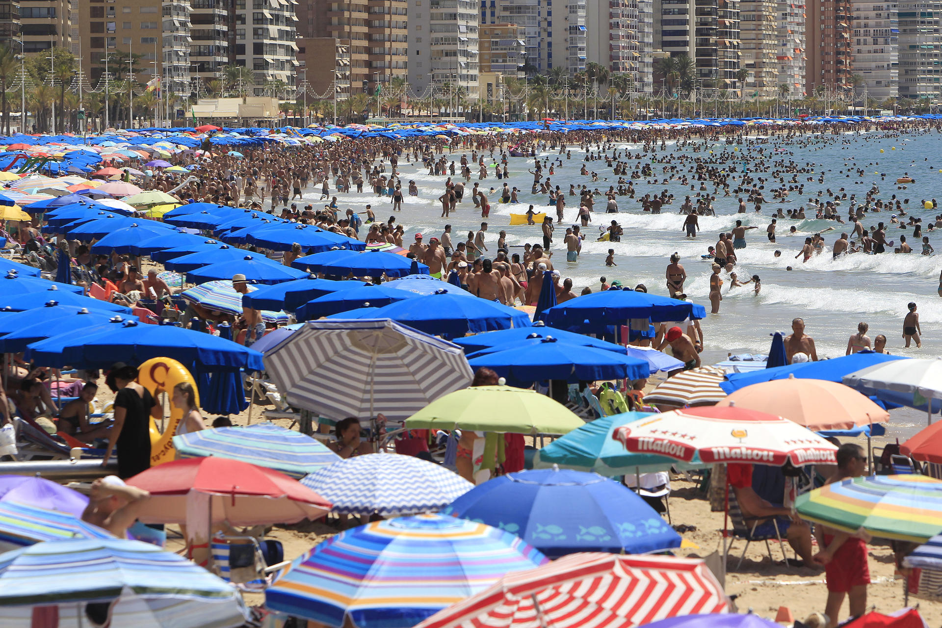 Vista general de la playa de Levante de Benidorm con gran afluencia de público en este último viernes de julio en el que se siguen registrando temperaturas muy altas en gran parte del país. EFE/Morell
