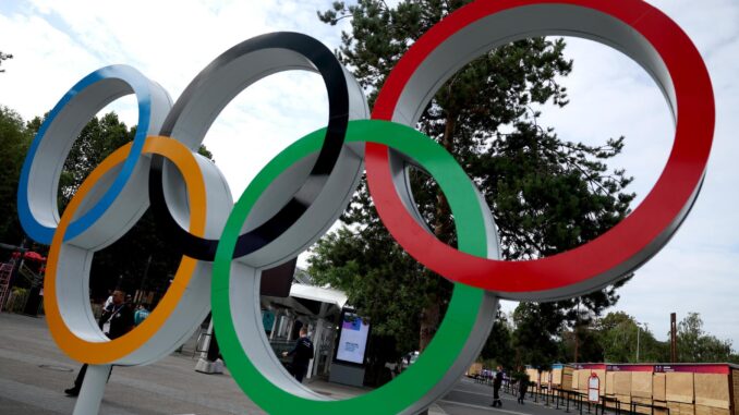 Los Anillos Olímpicos durante los Juegos Olímpicos de París 2024. EFE/EPA/MOHAMMED BADRA
