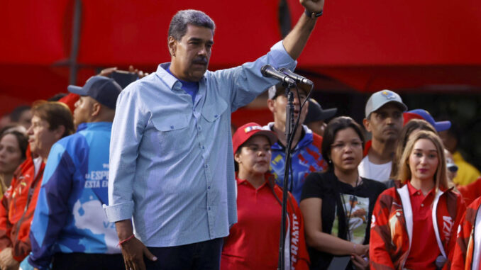 El presidente de Venezuela y aspirante a la reelección, Nicolás Maduro, saluda a los asistentes al cierre de su campaña este jueves, en Caracas (Venezuela). EFE/ Henry Chirinos
