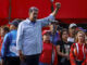 El presidente de Venezuela y aspirante a la reelección, Nicolás Maduro, saluda a los asistentes al cierre de su campaña este jueves, en Caracas (Venezuela). EFE/ Henry Chirinos