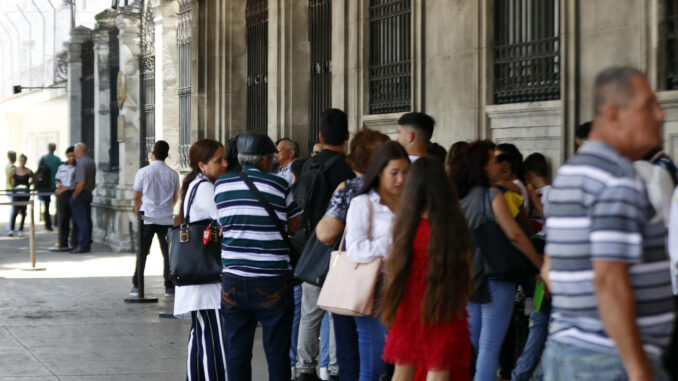 Personas hacen fila para ser atendidas en la embajada de España este martes en La Habana (Cuba). EFE/Ernesto Mastrascusa
