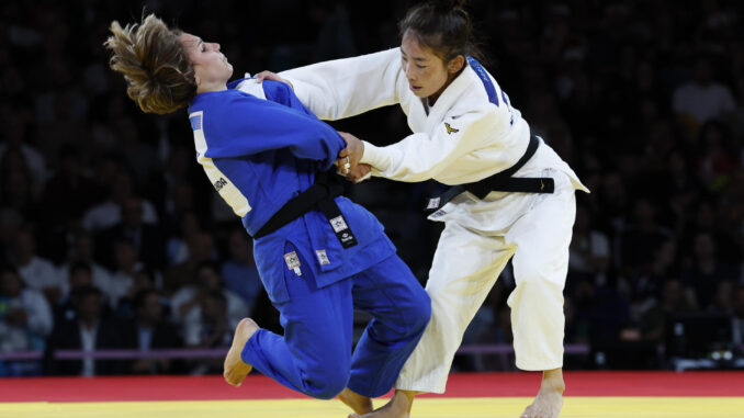 La judoca de Mongolia Baasankhuu (blanco) compite ante la española Laura Martínez Abelenda durante la semifinal de Judo 48 kg Femenino de los Juegos Olímpicos de París 2024 este sábado, en la capital francesa. EFE/ Chema Moya
