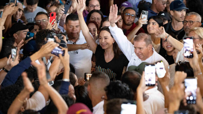 El candidato a la presidencia de Venezuela Edmundo González Urrutia (c-d) saluda junto a la líder opositora María Corina Machado (c-i) durante un acto de campaña, en la Universidad Central de Venezuela (UCV) en Caracas (Venezuela). EFE/ Ronald Peña R.
