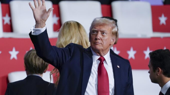 El candidato presidencial republicano y expresidente Donald J. Trump llega con su familia durante el último día de la Convención Nacional Republicana (RNC) en el Foro Fiserv en Milwaukee, Wisconsin, EE.UU., el 18 de julio de 2024. EFE/EPA/Shawn Thew
