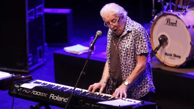 Imagen del músico británico John Mayall, referente del blues y del rock, en un concierto en el teatro de la Laboral de Gijón dentro de su gira "Livin & Lovin The Blues Tour 2017". EFE/José Luis Cereijido.