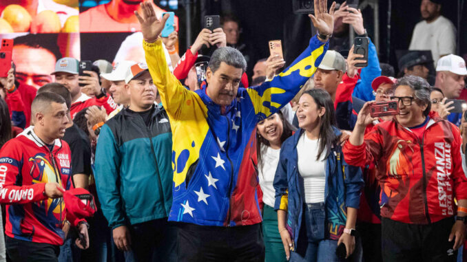 El presidente de Venezuela, Nicolás Maduro (d), celebra tras conocer los resultados de las elecciones presidenciales este lunes, en Caracas (Venezuela). EFE/ Ronald Peña R.
