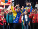 El presidente de Venezuela, Nicolás Maduro (d), celebra tras conocer los resultados de las elecciones presidenciales este lunes, en Caracas (Venezuela). EFE/ Ronald Peña R.