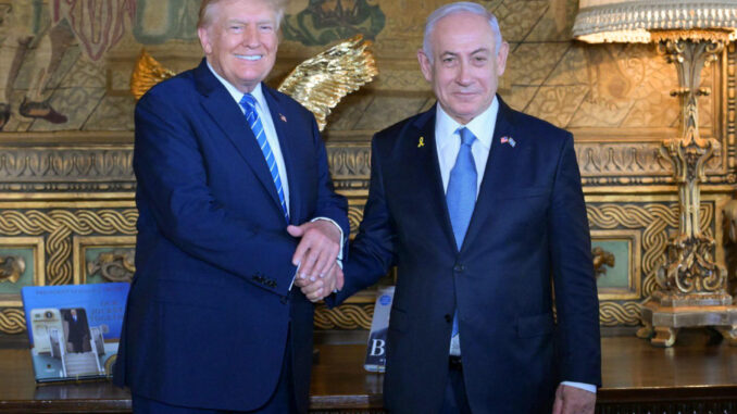 Fotografía tomada de la cuenta oficial de X del primer ministro de Israel, Benjamín Netanyahu, reunido con el expresidente (2017-2021) y candidato republicano a la Casa Blanca, Donald Trump (2017-2021), este viernes, en Florida (Estados Unidos). EFE/ Cuenta de X Benjamín Netanyahu
