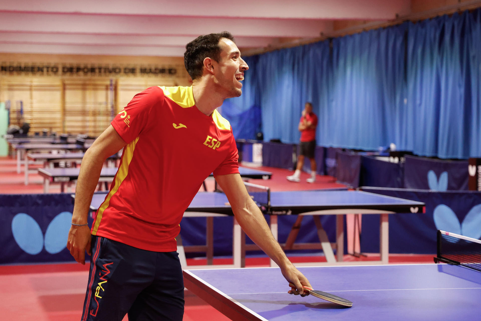 Álvaro Robles (imagen) y María Xiao están dispuestos a dar a España su primera medalla olímpica en tenis de mesa, en la modalidad de dobles mixtos. Aunque también están ambos clasificados en la modalidad individual, sus aspiraciones de podio en París se centran en el dobles y clasificarse fue ya un éxito porque solo participarán 16 parejas. EFE/LUCÍA GOÑI
