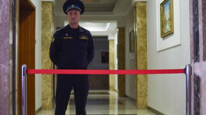 Un alguacil hace guardia en el tribunal durante la audiencia de un caso contra el corresponsal del Wall Street Journal (WSJ), Evan Gershkovich, en el Tribunal Regional de Sverdlovsk de Ekaterimburgo, Ekaterimburgo, Rusia, 18 de julio de 2024. Evan Gershkovich, periodista estadounidense de The Wall Street Journal que cubre Rusia, fue detenido en Ekaterimburgo el 29 de marzo de 2023. El Servicio Federal de Seguridad de Rusia (FSB) afirmó que, siguiendo instrucciones de las autoridades estadounidenses, el periodista recopiló información que constituye un secreto de estado sobre una de las empresas del complejo militar-industrial ruso. Se le acusa de espionaje en virtud del art. 276 del Código Penal de la Federación de Rusia, que podría conllevar una pena de hasta 20 años. Otros no están identificados. (Rusia, Ekaterimburgo) EFE/EPA/STRINGER
