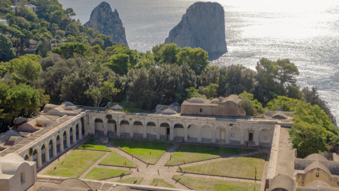 Vista aérea del Antiguo monasterio de la Certosa de San Giacomo, en la isla de Capri, donde se sitúa su nuevo museo arqueológico. La isla italiana de Capri, en la bahía de Nápoles en el sur de Italia, inauguró este viernes su nuevo museo arqueológico en el antiguo monasterio de la Certosa de San Giacomo con una exposición sobre la historia de los emperadores romanos. EFE/ Ministerio De Cultura De Italia/SÓLO USO EDITORIAL/SÓLO DISPONIBLE PARA ILUSTRAR LA NOTICIA QUE ACOMPAÑA (CRÉDITO OBLIGATORIO)
