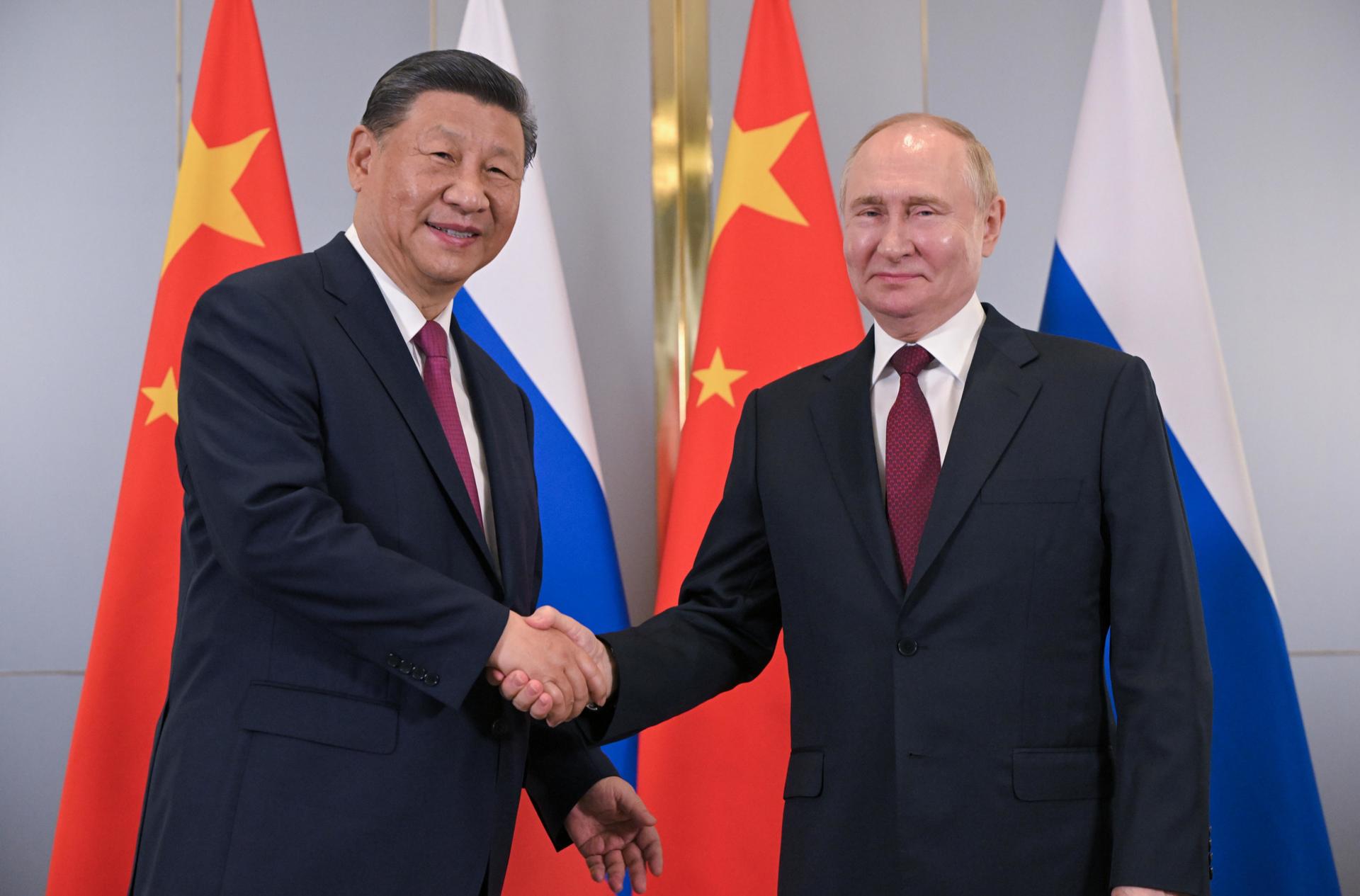 El presidente ruso, Vladimir Putin (D), y el presidente chino, Xi Jinping (I) en la cumbre de la Organización de Cooperación de Shanghai (OCS) en Astaná. EFE/EPA/SERGEY GUNEEV / SPUTNIK / KREMLIN POOL MANDATORY CREDIT
