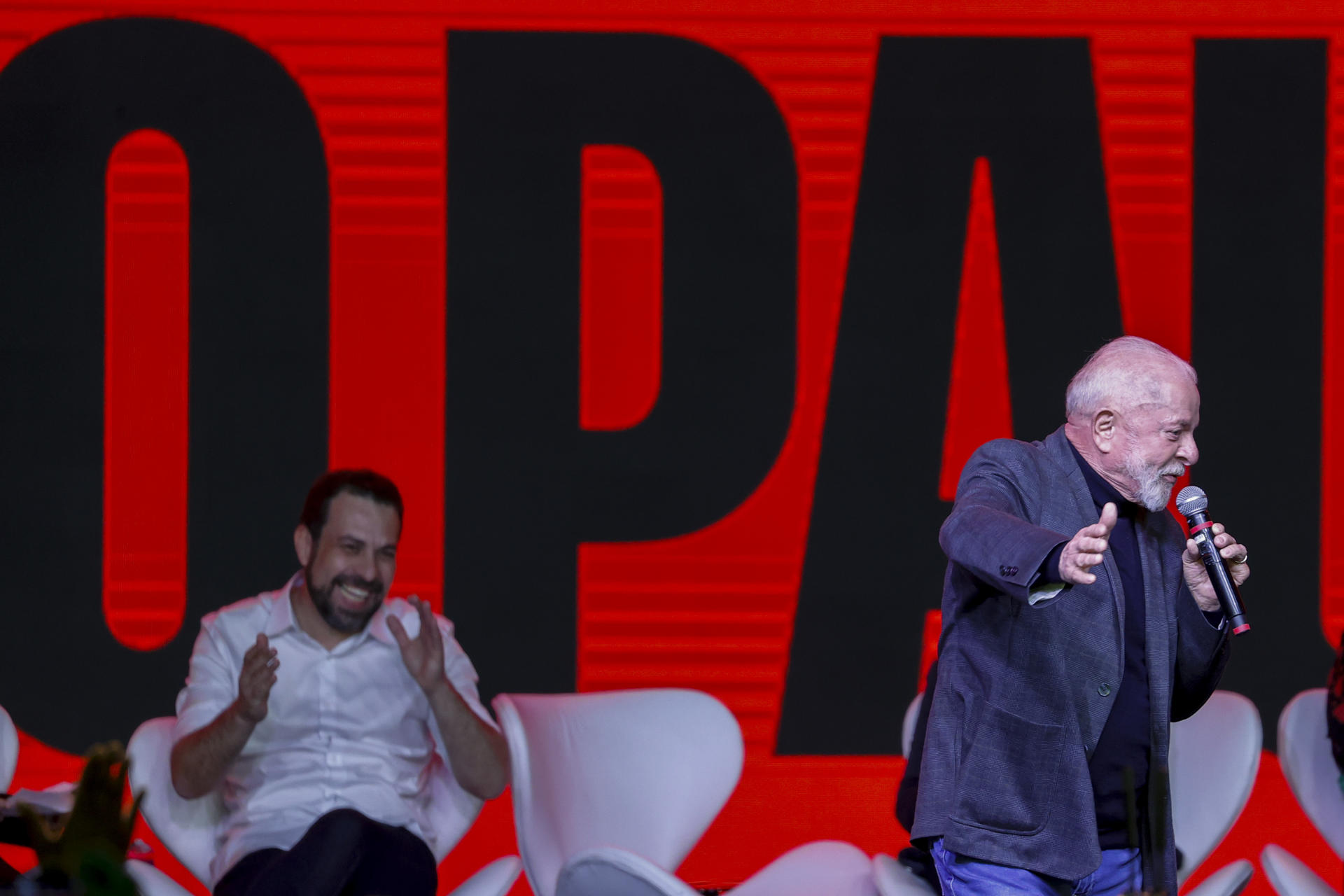 El presidente de Brasil, Luiz Inácio Lula da Silva, habla durante la presentación de su candidato a la Alcaldía de São Paulo, el diputado Guilherme Boulos (i), este 20 de julio de 2024, en Sao Paulo (Brasil). EFE/Sebastião Moreira
