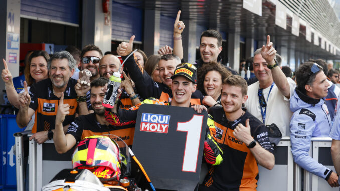 Imagen de archivo de esta temporada del piloto español de Moto2 Sergio Garcia Dols (c), del equipo MTHelmets-MSi. EFE/ Román Ríos

