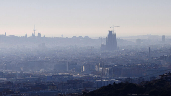 Fotografía de archivo de la ciudad de Barcelona entre niebla y contaminación. EFE EFE/Quique García
