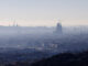 Fotografía de archivo de la ciudad de Barcelona entre niebla y contaminación. EFE EFE/Quique García
