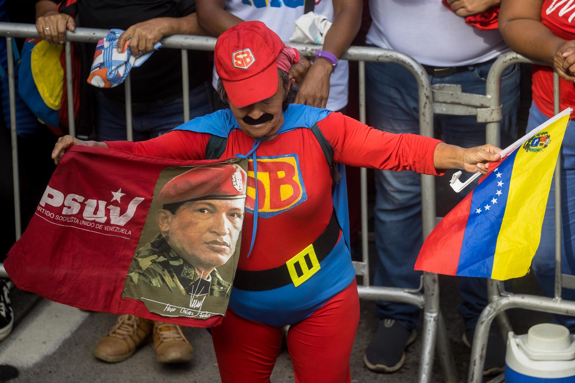 Una seguidora del presidente y candidato a la reelección Nicolás Maduro usa un disfraz de Súper Bigote en un acto de campaña este jueves, en Caracas (Venezuela). EFE/ Miguel Gutiérrez
