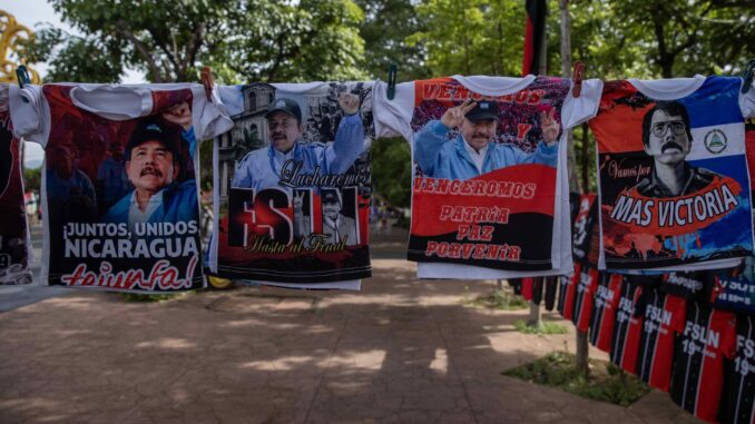 Fotografía donde se observan algunas camisetas exhibidas con la imagen del presidente Daniel Ortega este viernes, en la ciudad de Managua (Nicaragua). EFE/ STR
