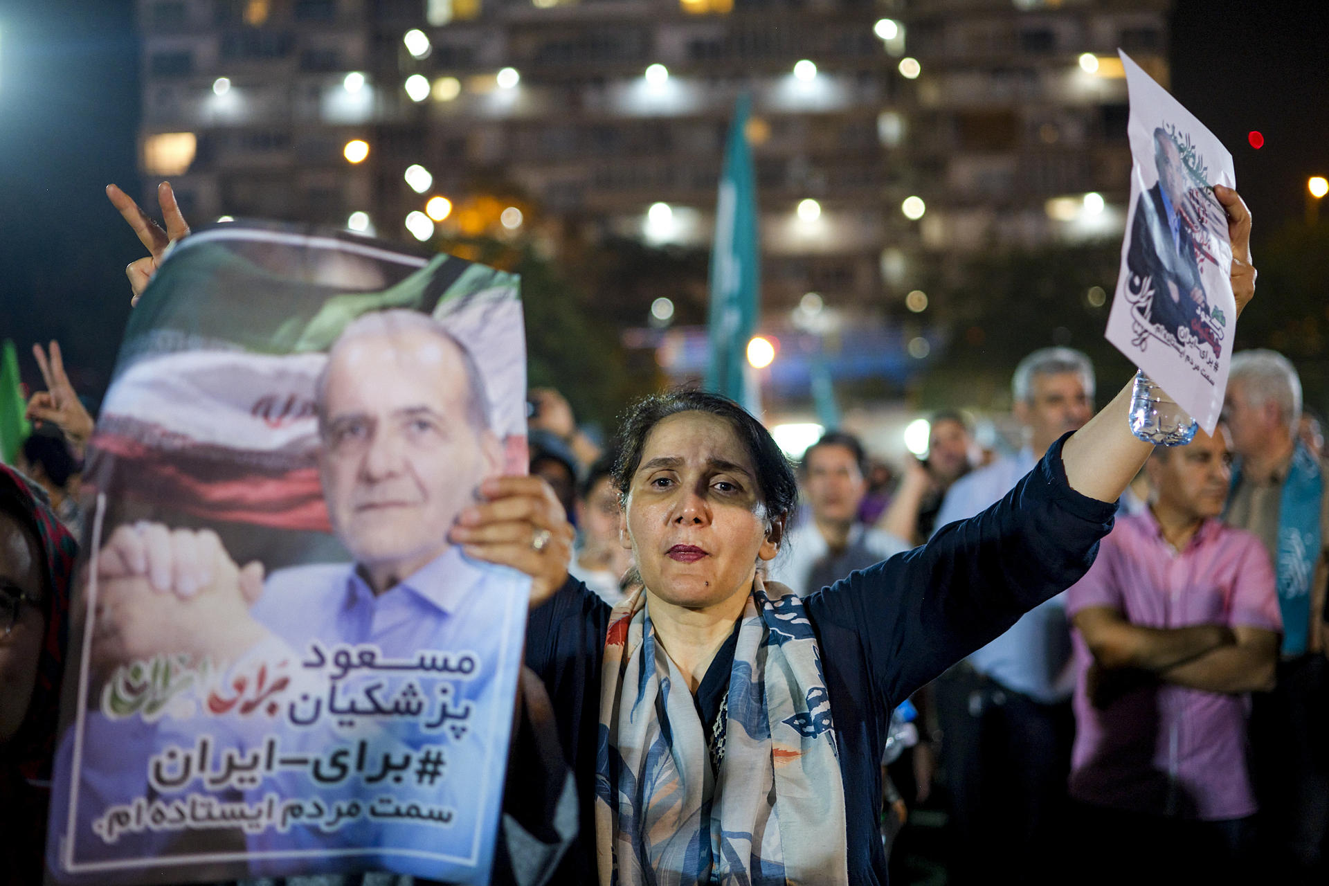 Una mujer participa en el último mitin del candidato a la presidencia iraní el reformista Masoud Pezeshkian en Teherán. EFE/Jaime León
