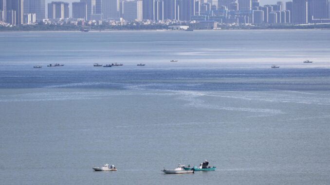 Vista de la ciudad de Xiamen en China al fondo mientras los barcos pesqueros taiwaneses navegan cerca de la costa del condado de Kinmen, Taiwán, el 4 de julio de 2024. EFE/EPA/RITCHIE B. TONGO
