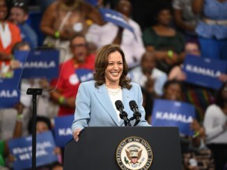 La vicepresidenta de EE.UU. y virtual candidata presidencial, Kamala Harris habla durante un acto de campaña en Atlanta (EE.UU.). EFE/EPA/EDWARD M. PIO RODA