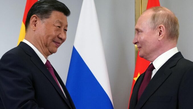 El presidente ruso, Vladimir Putin (D), y el presidente chino, Xi Jinping (I) en la cumbre de la Organización de Cooperación de Shanghai (OCS) en Astaná. EFE/EPA/PAVEL VOLKOV/SPUTNIK/KREMLIN POOL MANDATORY CREDIT
