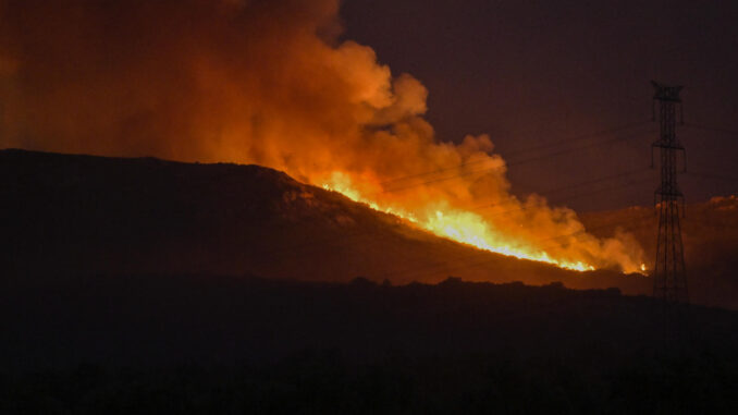 Vista del incendio forestal declarado en Argamasilla de Calatrava en Ciudad Real. EFE/ Jesus Monroy
