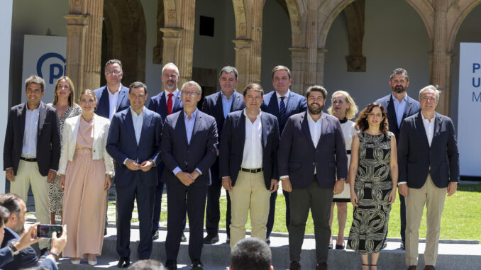 El presidente del Partido Popular, Alberto Núñez Feijóo (c), clausura este lunes en Salamanca, el acto "Por una EBAU común", y que contará con la asistencia de miembros de la dirección del partido y presidentes autonómicos del PP. EFE/J.M.GARCÍA
