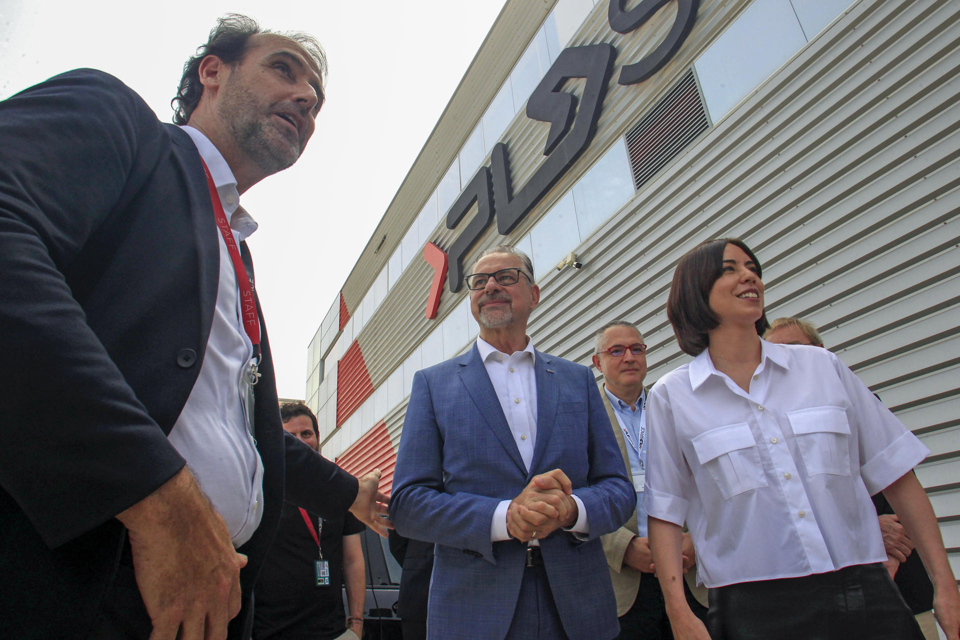 La ministra de Ciencia, Innovación y Universidades, Diana Morant, el director general de la Agencia Espacial Europea (ESA), Josef Aschbacher, y el presidente ejecutivo de PLD Space, Ezequiel Sánchez (i), durante su visita a la empresa PLD Space. EFE/Morell
