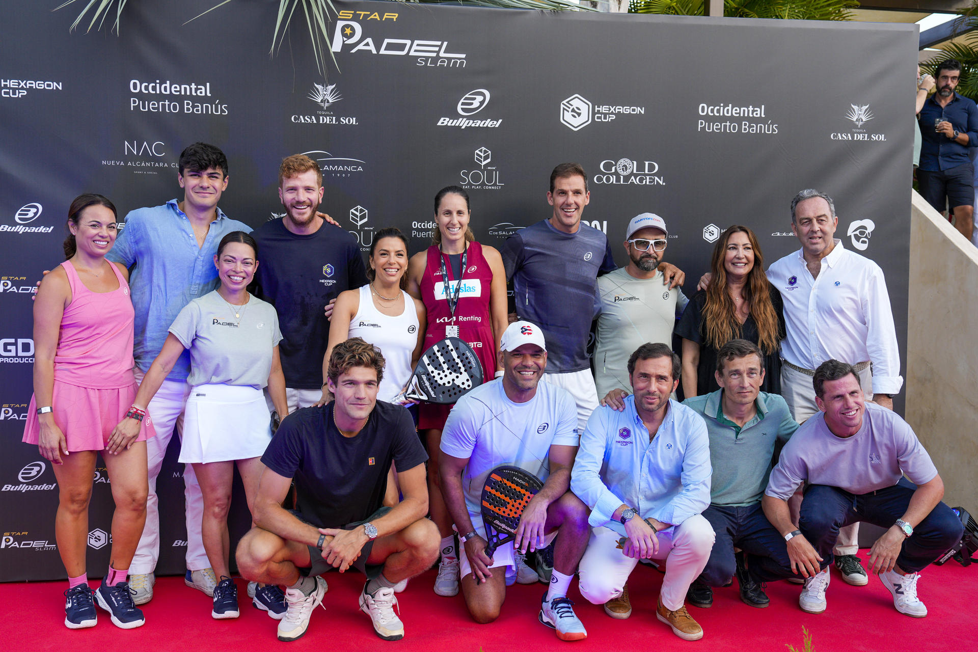 La actriz estadounidense Eva Longoria acompañada por los participantes en el Star Padel Slam que se celebra hoy martes en Marbella. EFE/ Juan Carlos Domínguez
