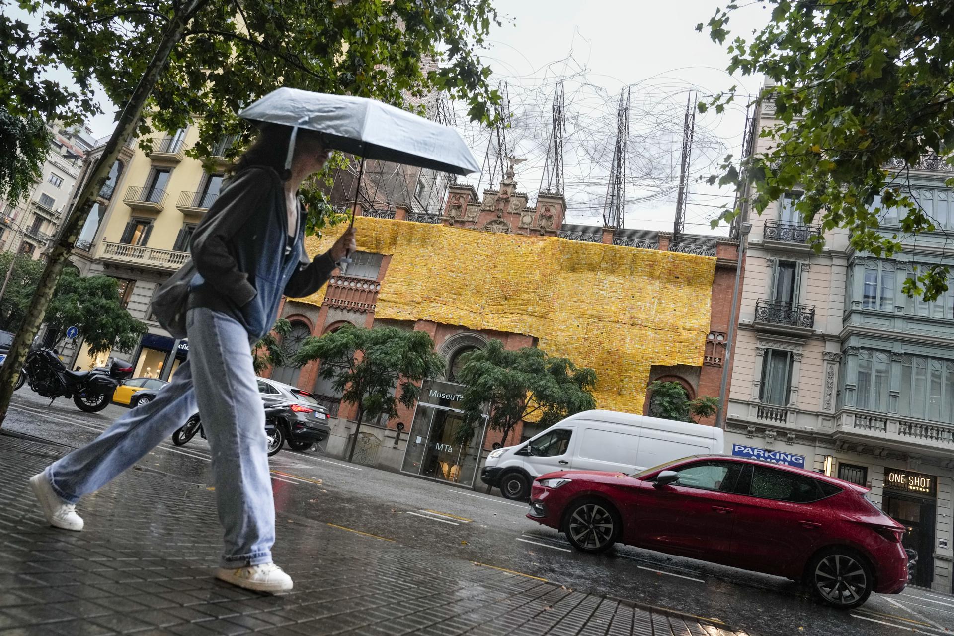 Aspecto este lunes de la fachada de la Fundació Tàpies , que pasa a denominarse a partir de ahora, Museu Tàpies y donde mañana se inaugurará el proyecto del artista ghanés Attukwei Clottey "Más allá de la piel', con el que se ha revestido la fachada del edificio, diseñado por Lluís Domènech i Montaner, con una segunda piel, compuesta de teselas realizadas con material de desecho.EFE/ Enric Fontcuberta
