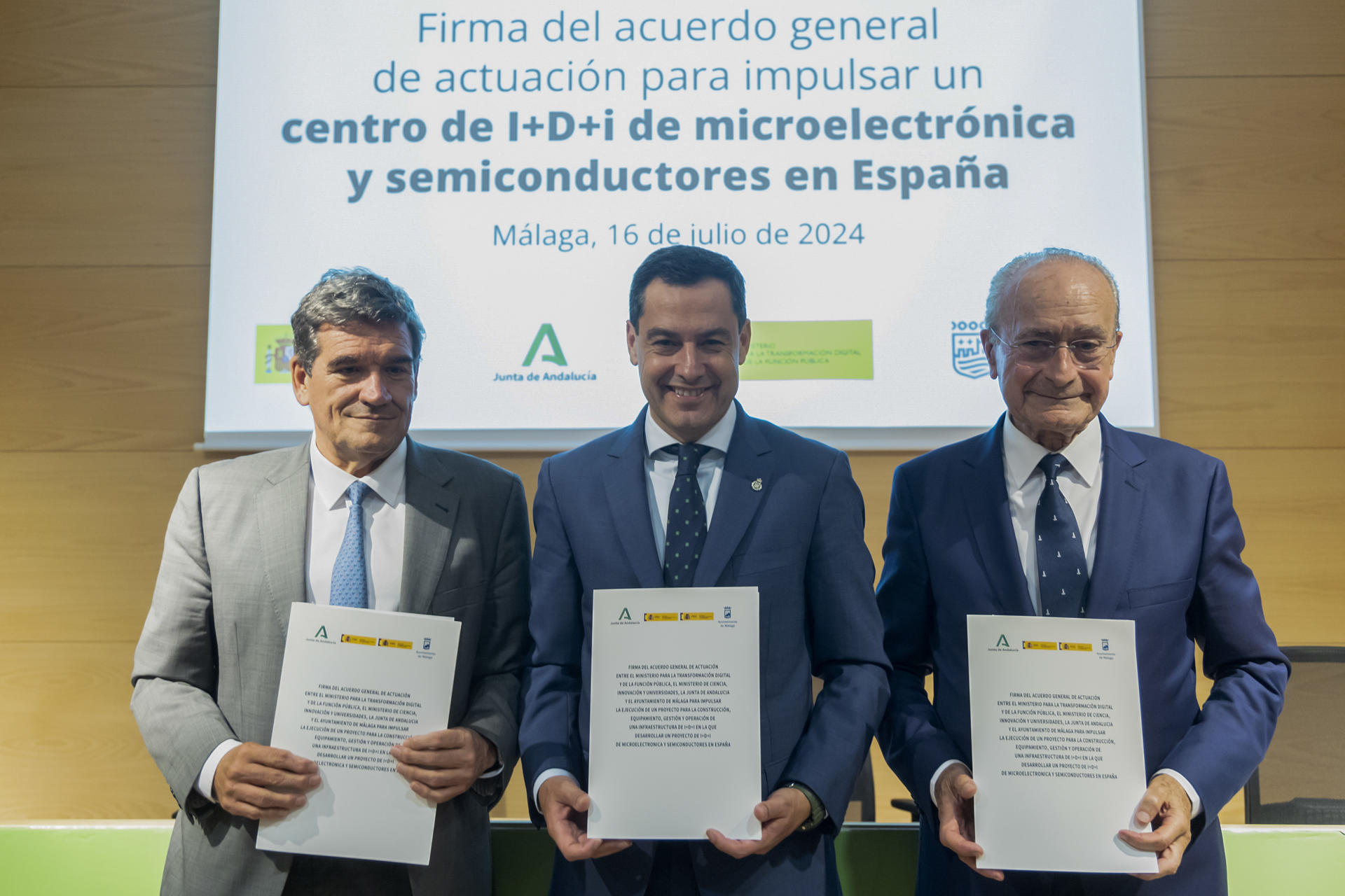 El ministro para la Transformación Digital y de la Función Pública, José Luis Escrivá (i), el presidente de la Junta de Andalucía, Juanma Moreno (c) y el alcalde de Málaga, Francisco de la Torre (d), participan en el acto de la firma del acuerdo de colaboración para la implantación del centro IMEC en Málaga Tech Park este martes, en la ciudad andaluza. EFE/ Daniel Pérez
