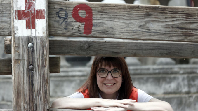 Ocho años como socorrista de la Cruz Roja durante las fiestas de Pamplona avalan la trayectoria de la voluntaria Elena Lacosta, una sanferminera que dedica las vacaciones de su trabajo al voluntariado y que considera “impagable” el cariño con el que les corresponde la ciudadanía. EFE/Jesús Diges
