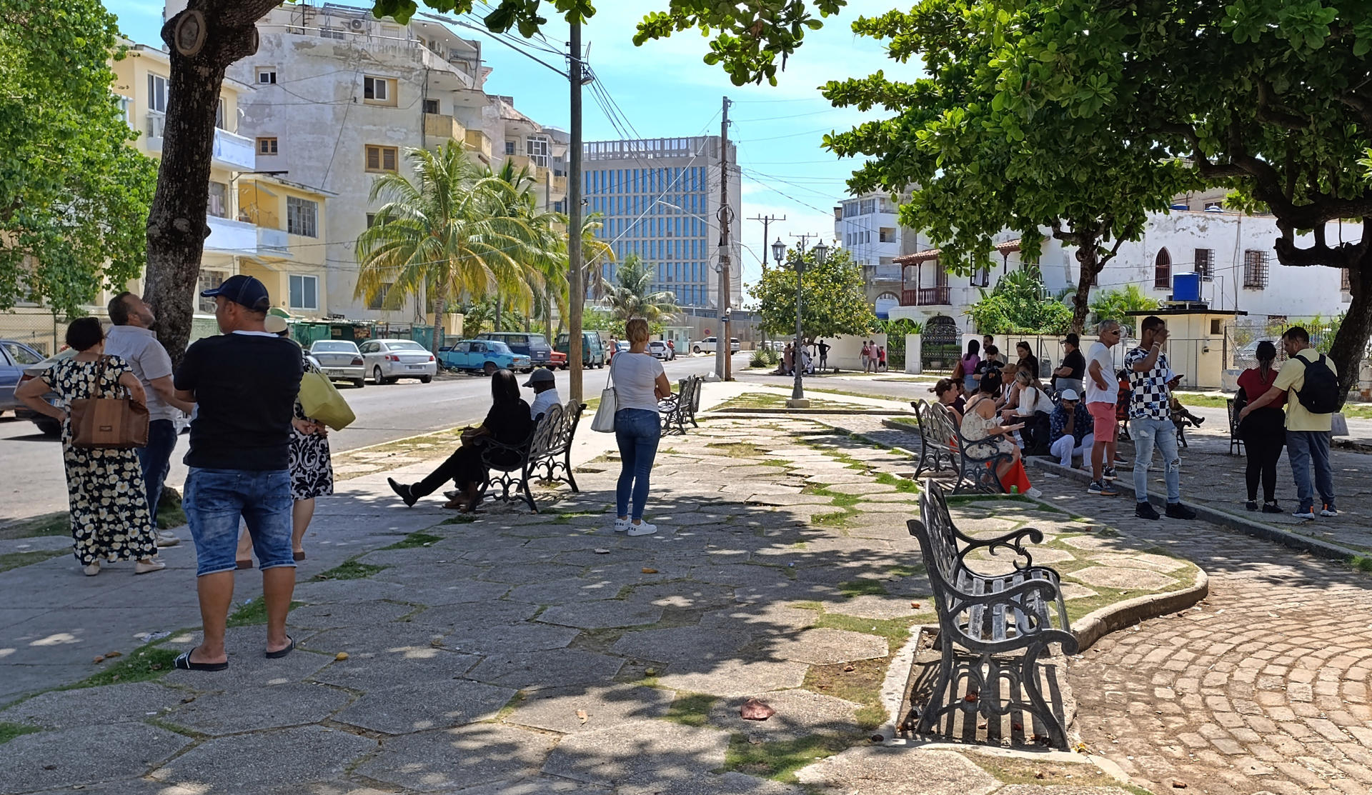 Personas esperan para ser atendidas por personal de la embajada de los Estados Unidos este martes en La Habana (Cuba). EFE/Ernesto Mastrascusa
