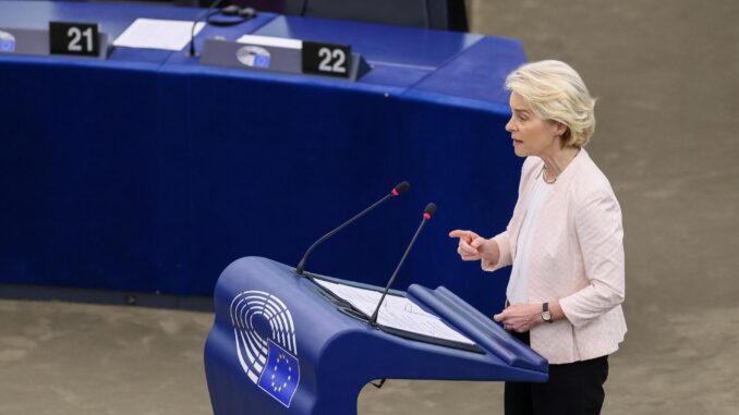 La presidenta saliente de la Comisión Europea y candidata a la reelección, Ursula von der Leyen, pronuncia un discurso durante una sesión plenaria del Parlamento Europeo en Estrasburgo, Francia, el 18 de julio de 2024. EFE/EPA/LESZEK SZYMANSKI POLONIA FUERA
