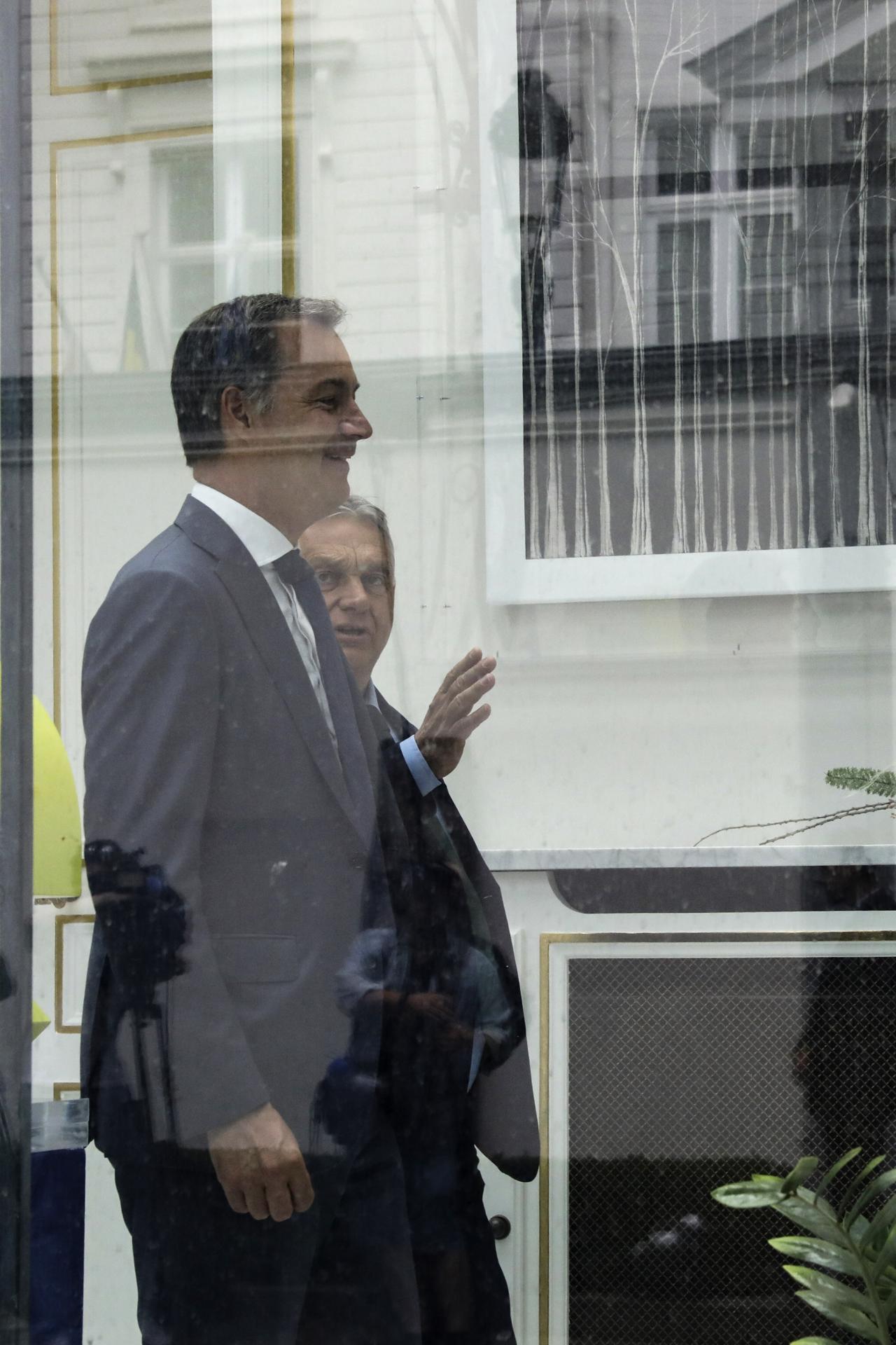 Croo (L) y el primer Ministro húngaro Viktor Orban (R) asisten a su reunión en Bruselas, Bélgica, el 01 de julio de 2024. El primer ministro húngaro, Viktor Orban, está de visita en Bruselas mientras Hungría asume la presidencia de la Unión Europea a partir del 1 de julio. (Bélgica, Hungría, Bruselas) EFE/EPA/NICOLÁS LANDEMARD
