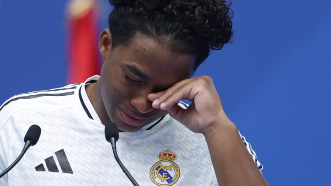 El delantero brasileño Endrick durante su presentación como nuevo jugador del Real Madrid, en el estadio Santiago Bernabéu. EFE/ Mariscal
