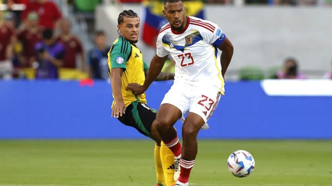 Joel Latibeaudiere (i), defensor de Jamaica, en acción contra el delantero venezolano José Salomon Rondon (d) en la Copa América 2024. EFE/EPA/ADAM DAVIS
